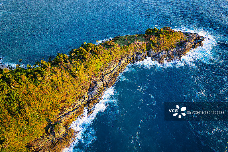 普吉岛蓬贴海角观景点的危险海浪冲击岩石海岸的无人机景观。图片素材