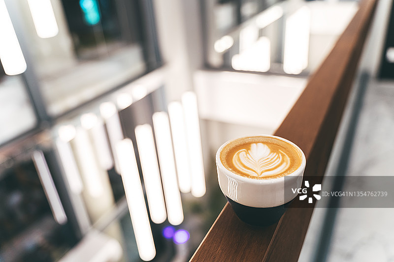 白色咖啡杯中带有玫瑰花图案的卡布奇诺图片素材