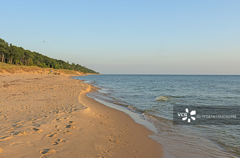 夏日傍晚的平静水面图片素材