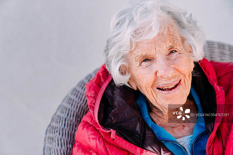 户外微笑的百岁老妇人特写图片素材