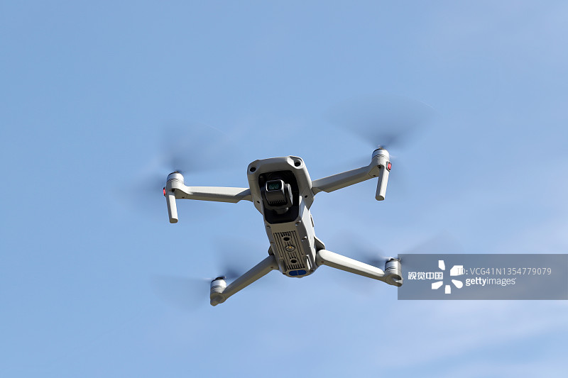 无人机在蓝天中飞行图片素材