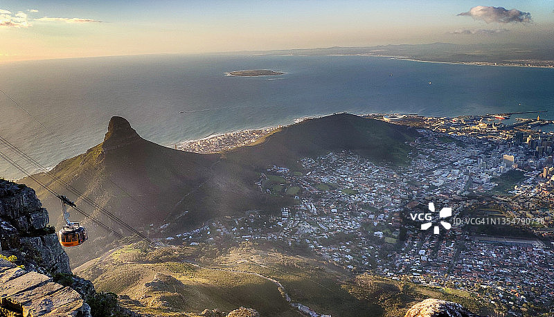 从南非桌山俯瞰开普敦和缆车的航拍景观图片素材