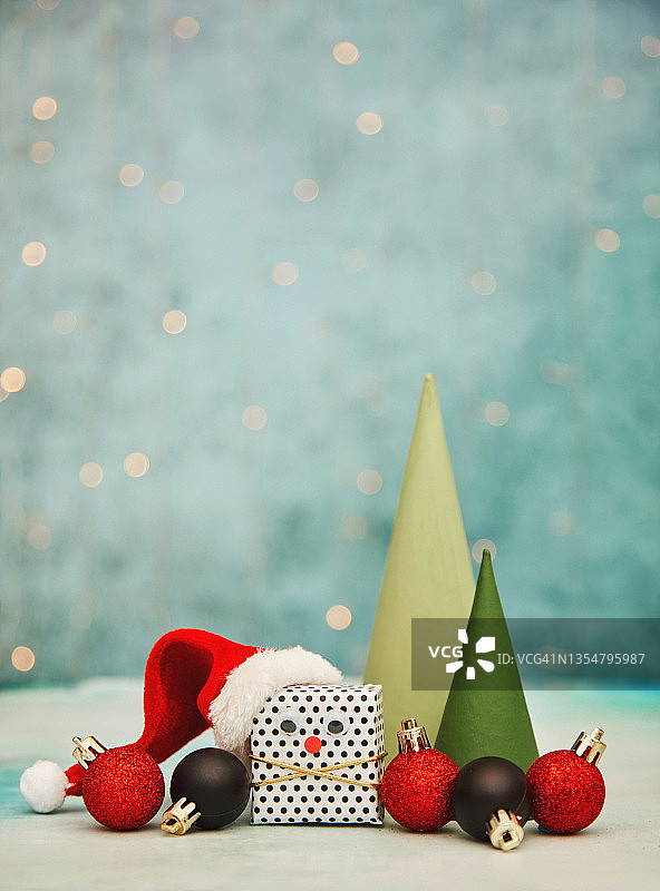 带googly眼睛的圣诞礼物与手工圣诞树的可爱圣诞背景图片素材