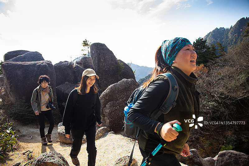 三个女徒步者在山里图片素材