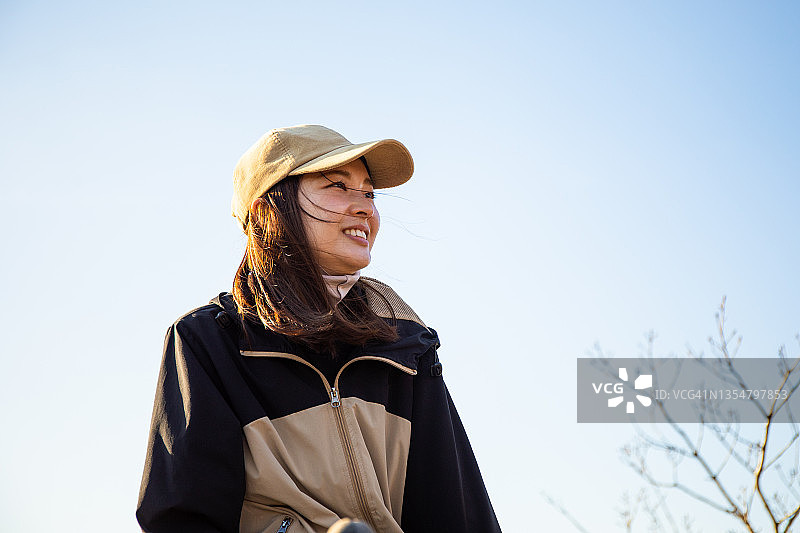 户外微笑的登山服年轻女子图片素材