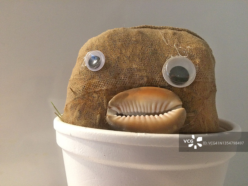 杯子里长出男人头的草图片素材