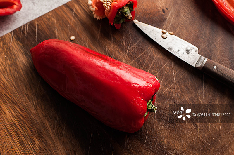 砧板上的红色甜椒图片素材