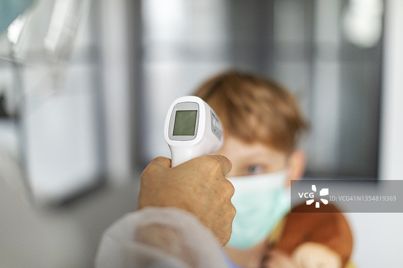 新冠疫苗接种前的体温测量图片素材