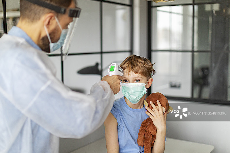 新冠疫苗接种前的体温测量图片素材