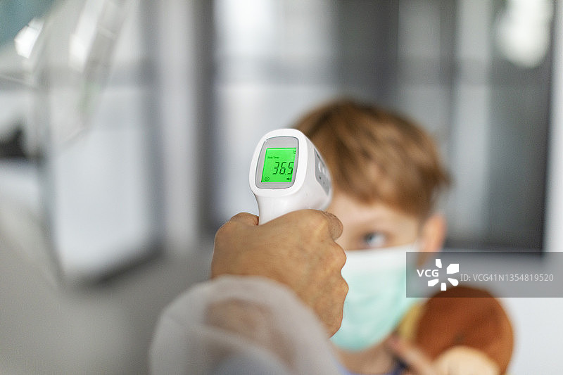 新冠疫苗接种前的体温测量图片素材