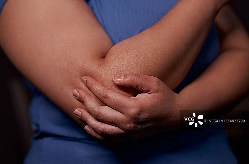 女子在健身房锻炼时受伤图片素材