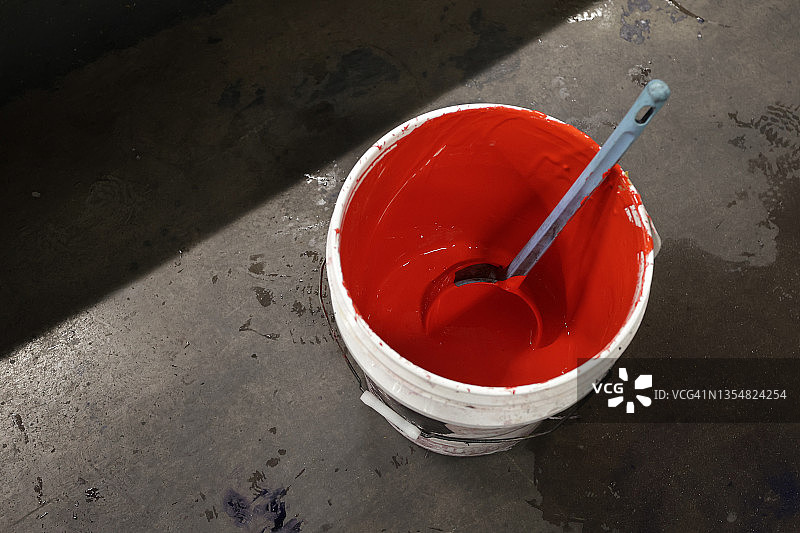 一桶红色墨水图片素材