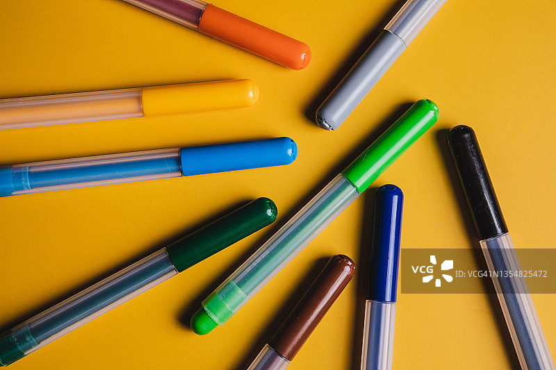 黄色背景下的彩色毡尖笔图片素材