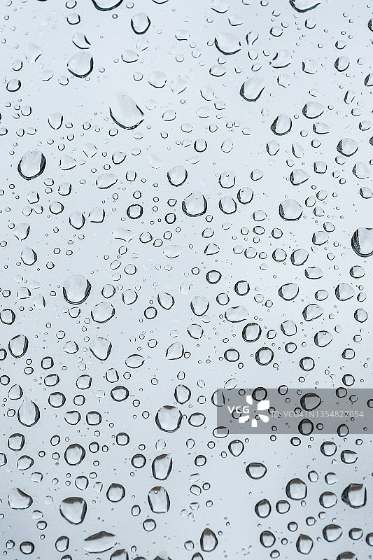 阴天，窗户上的雨滴：雨天背景与散景图片素材