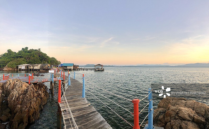 黎明时分的功卡班湾渔村（班华莱姆）图片素材