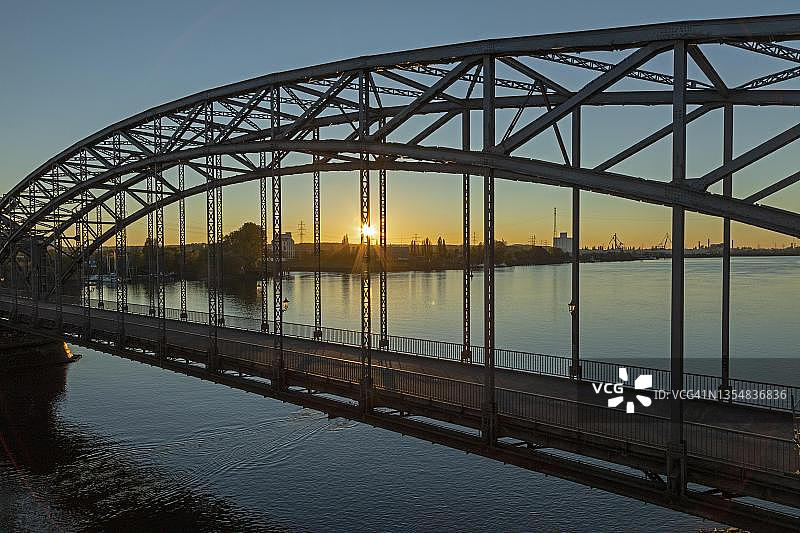 德国汉堡老哈尔堡易北河桥日落图片素材