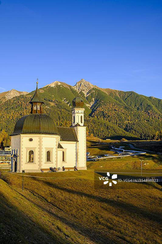 奥地利蒂罗尔州瑟菲尔德的瑟基希尔教堂，卡文德尔山脉图片素材