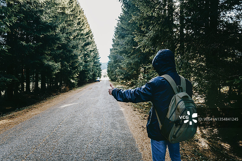 旅行者在路上搭车图片素材