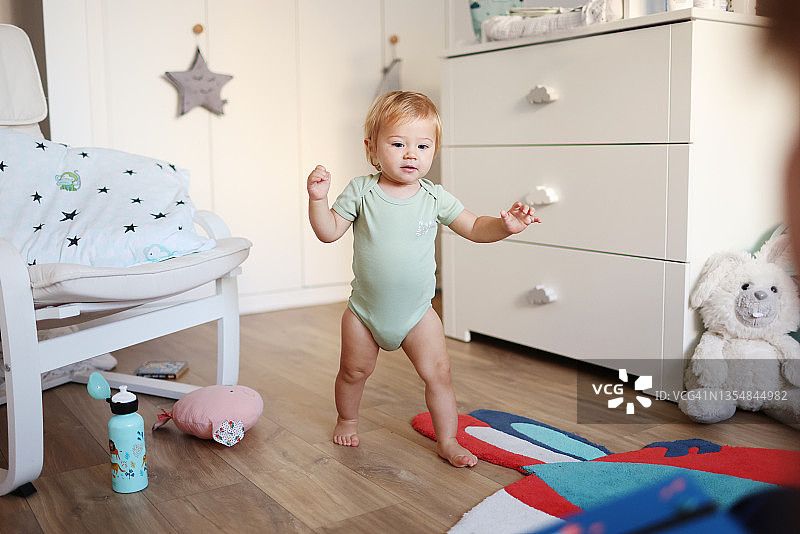 一个1岁女婴迈出人生的第一步图片素材