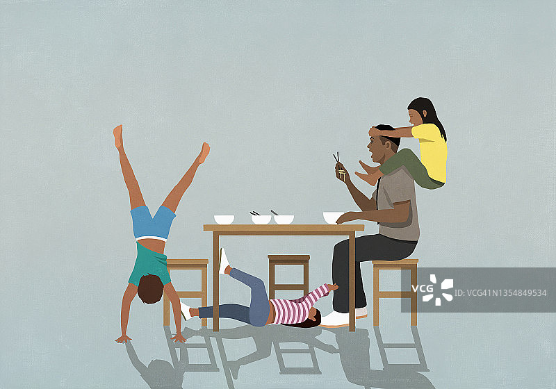 孩子们在餐桌旁玩耍，父亲在吃饭图片素材