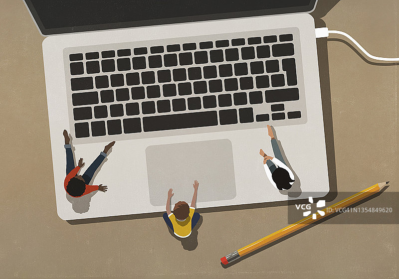 儿童坐在笔记本电脑键盘前图片素材