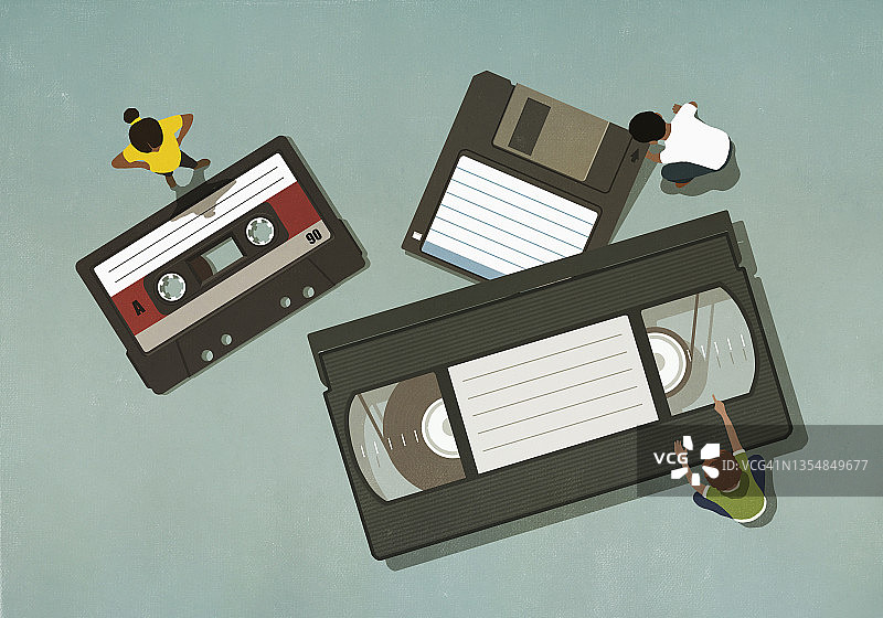 人们看着旧卡带和录像带图片素材