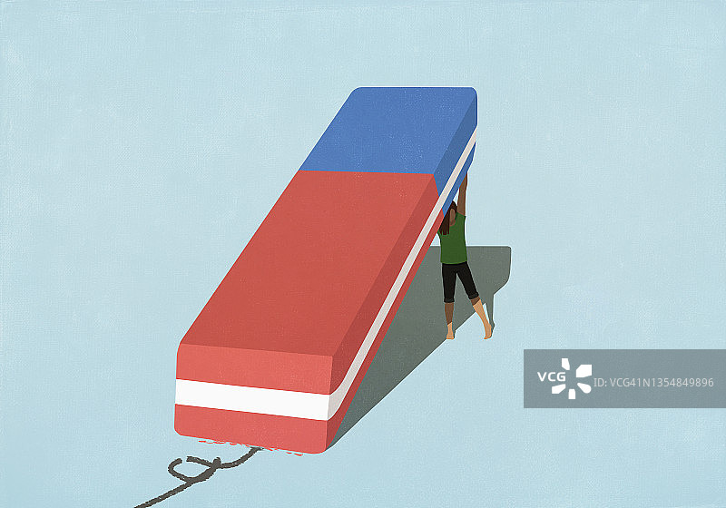 女人抬起大橡皮擦图片素材