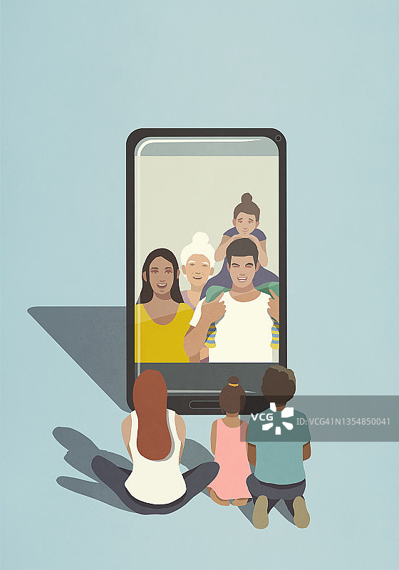 家人在智能手机屏幕上视频聊天图片素材