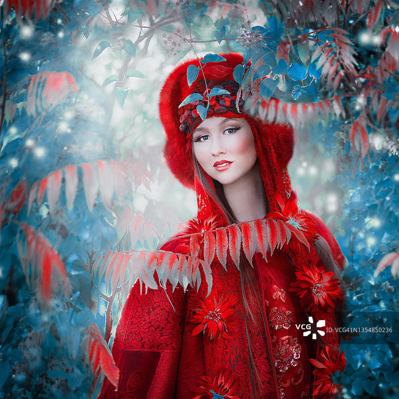 身穿红色传统民族服装的年轻漂亮女人图片素材