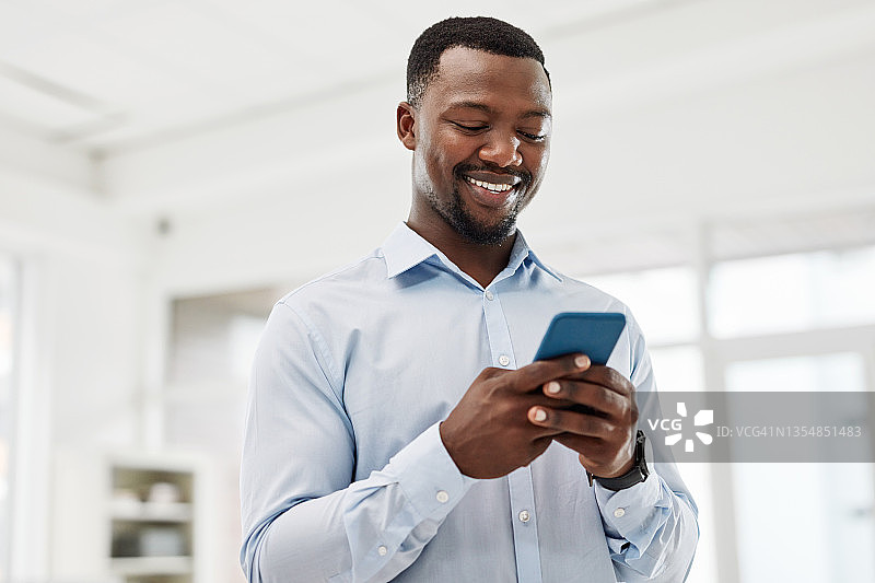 年轻商人办公室里用手机的仰拍图片素材