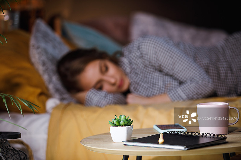 少女在舒适的床上睡觉图片素材