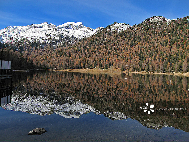 意大利特伦蒂诺,坎皮iglio圣母镇徒步旅行图片素材