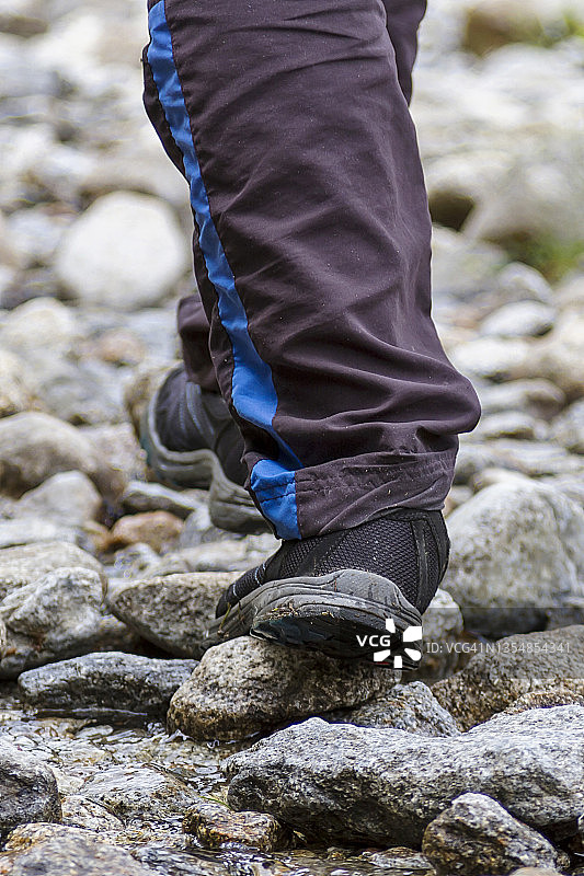 在石头上行走图片素材