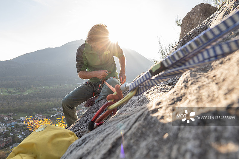 攀岩者登顶瞬间图片素材