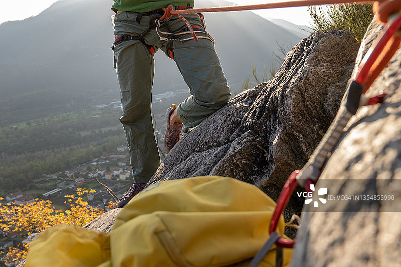 山中攀岩者使用绳索的低角度视图图片素材