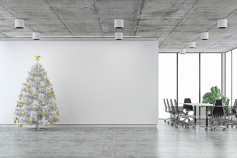 带有会议桌和白色圣诞树的空荡荡的办公室内部图片素材