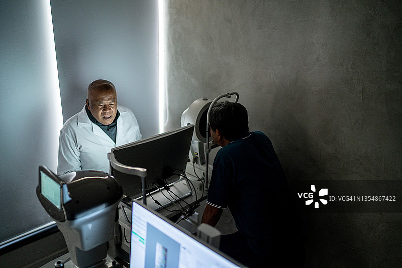 眼科医生检查病人眼睛图片素材