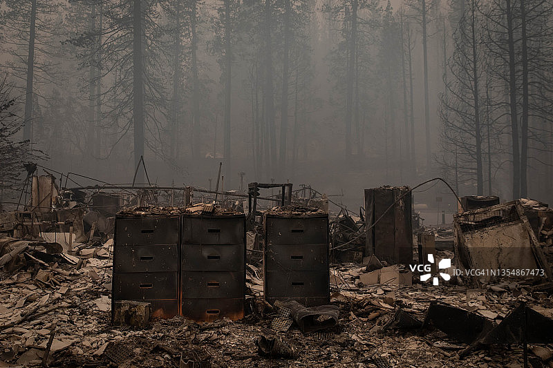 烧毁景观中的损坏文件柜图片素材