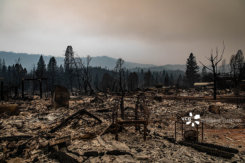 烧毁的景观中被摧毁的建筑物图片素材