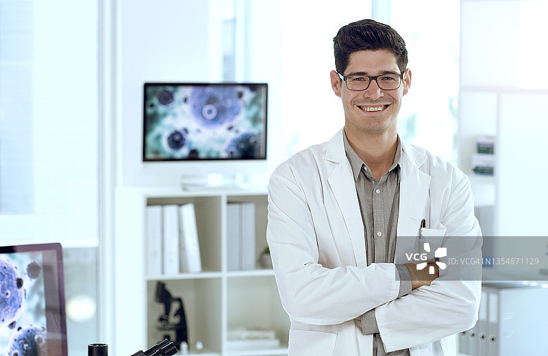 年轻男医生在办公室工作的照片图片素材