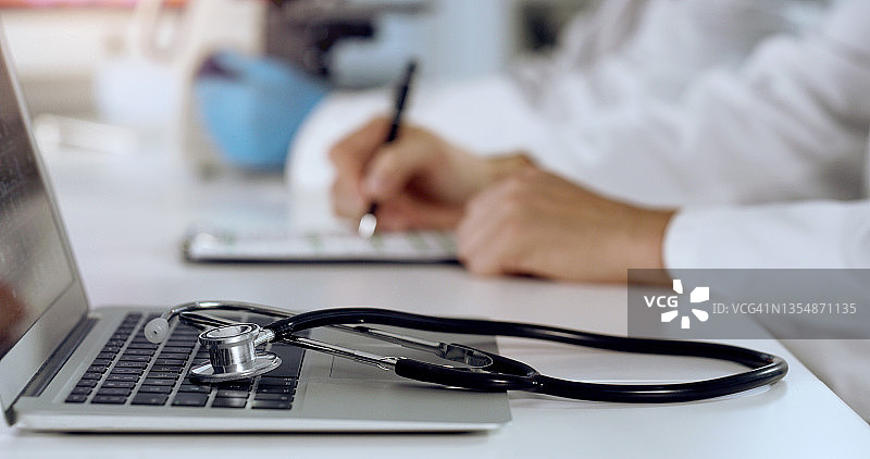 在办公室工作的医生图片素材