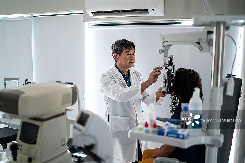 眼科医生检查病人眼睛图片素材