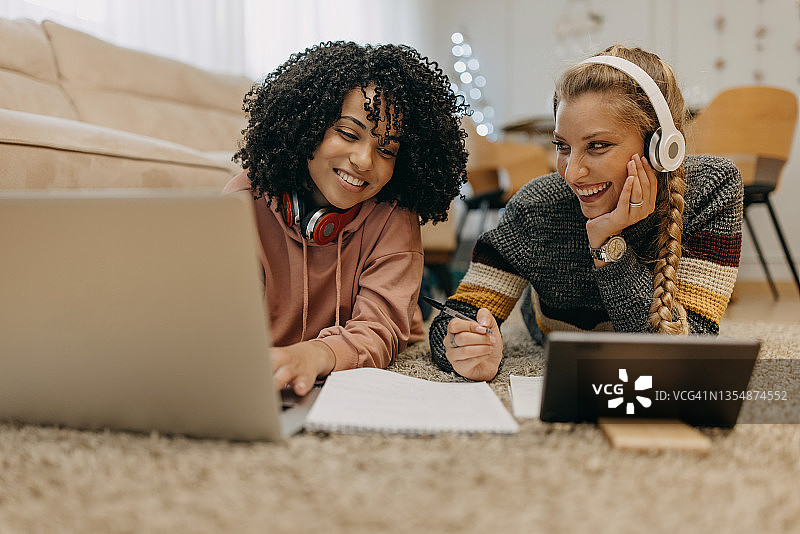 朋友们的居家时光图片素材