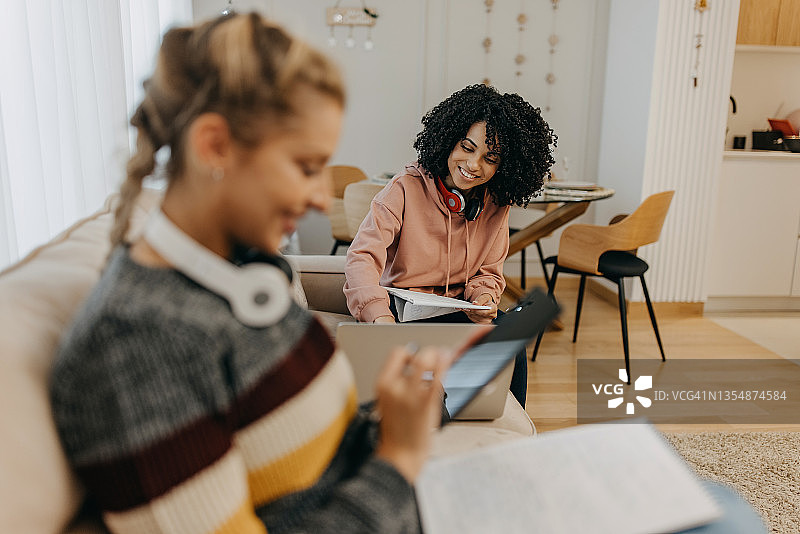 朋友们的居家时光图片素材