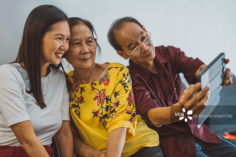 老年夫妇与女儿自拍图片素材