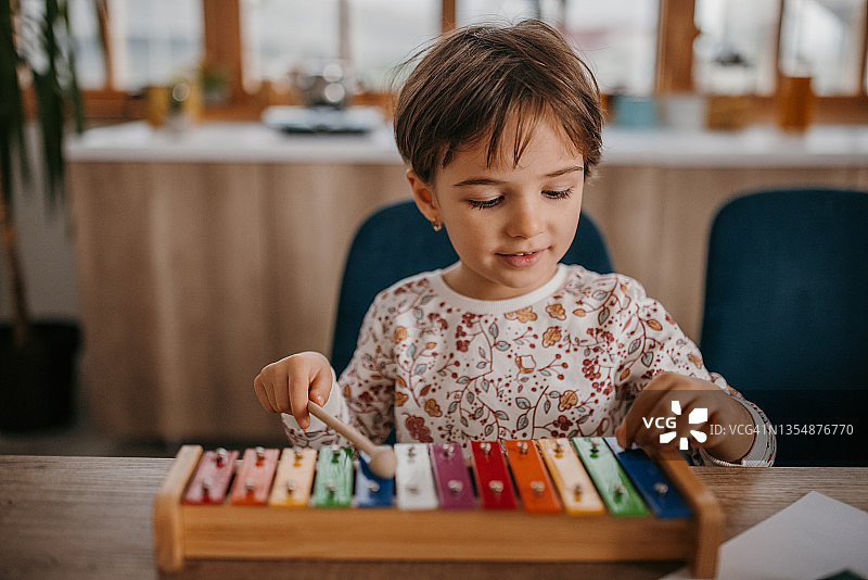 小女孩玩木琴图片素材