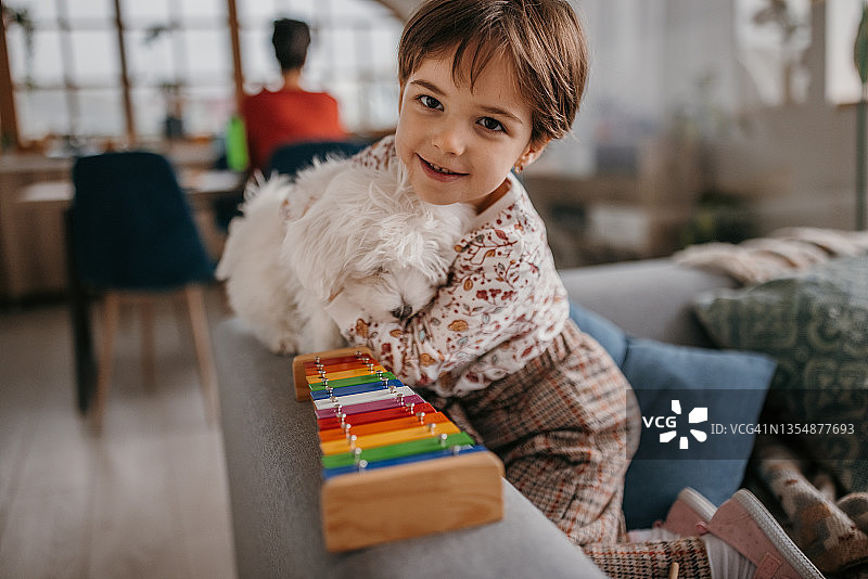 小女孩拥抱她的小狗图片素材