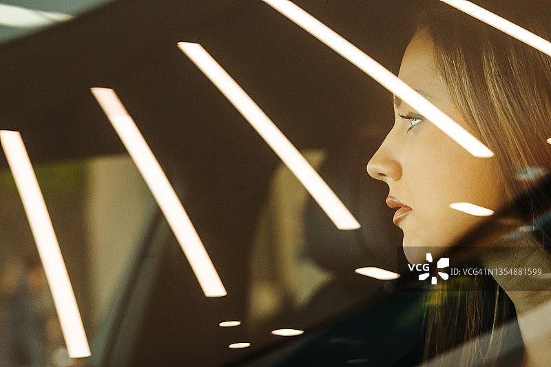 未来主义深夜驾驶图片素材