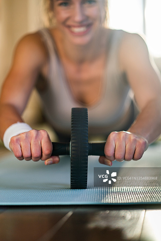 女性使用健腹轮锻炼特写图片素材