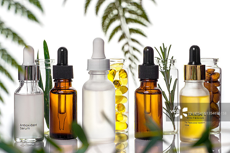 具有天然植物的有机生物化妆品健康概念，用于护理皮肤和头发的天然化妆品产品。图片素材